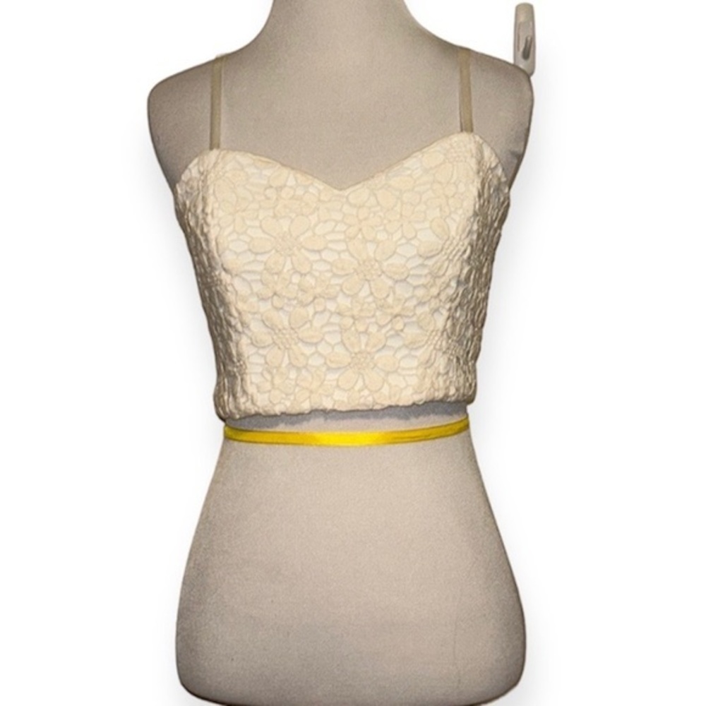 5/$30 🎈 Charlotte Russe‎ small white lace crop top
